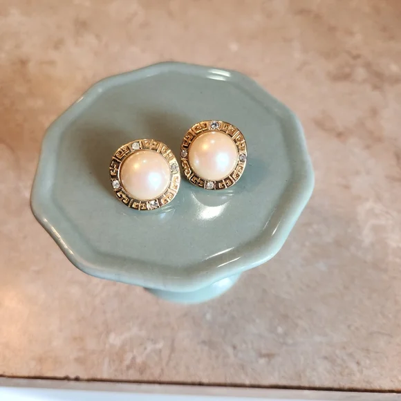 Givenchy Vintage 1980s Paris New York Faux Pearl Logo Earings - Picture 14 of 14